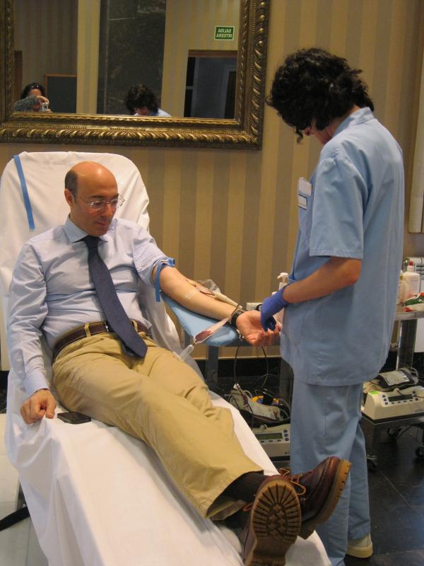 Carlos Urquijo en la jornada de donación de sangre organizada en la Subdelegación del Gobierno en Álava