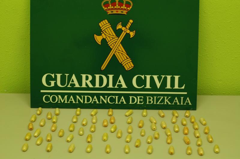 La Guardia Civil detiene a un ciudadano de la República Checa que voló hasta Bilbao con 800 gramos de cocaína en el interior de su organismo