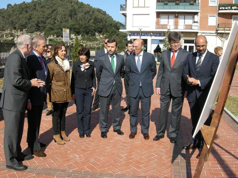 El Director General de Sostenibilidad de la Costa y del Mar inaugura una  nueva plaza junto al Puerto de Plentzia