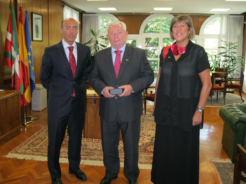 Carlos Urquijo se reúne con el Embajador de Chile en España