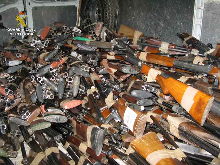 La Guardia Civil destruye en Bizkaia más de 3.400 armas depositadas en la Intervención de Armas y Explosivos