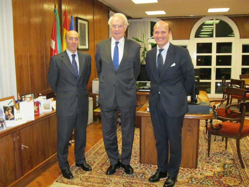 Carlos Urquijo se reúne con el Embajador de Letonia en España