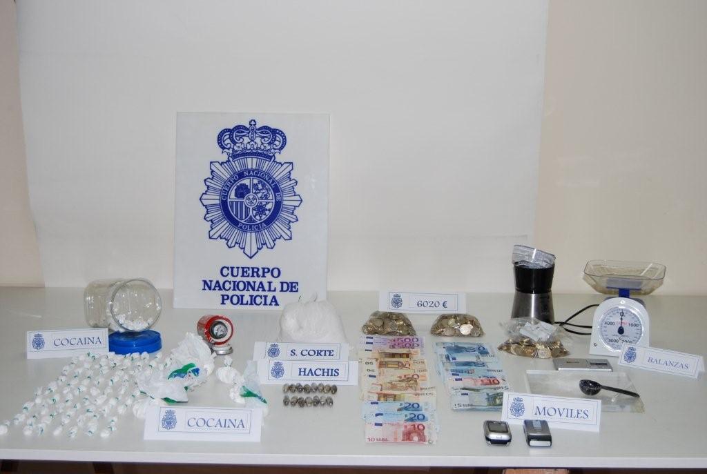 Según informa la Deleqación del Gobierno en el País Vasco.
<br/>EI Cuerpo Nacional de Policía detiene en Vitoria a dos personas por distribución y venta de cocaína.