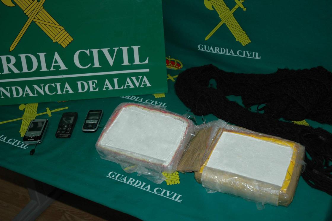 La Guardia Civil intercepta el transporte de dos kilogramos de cocaína y detiene a dos personas por un delito contra la salud pública.