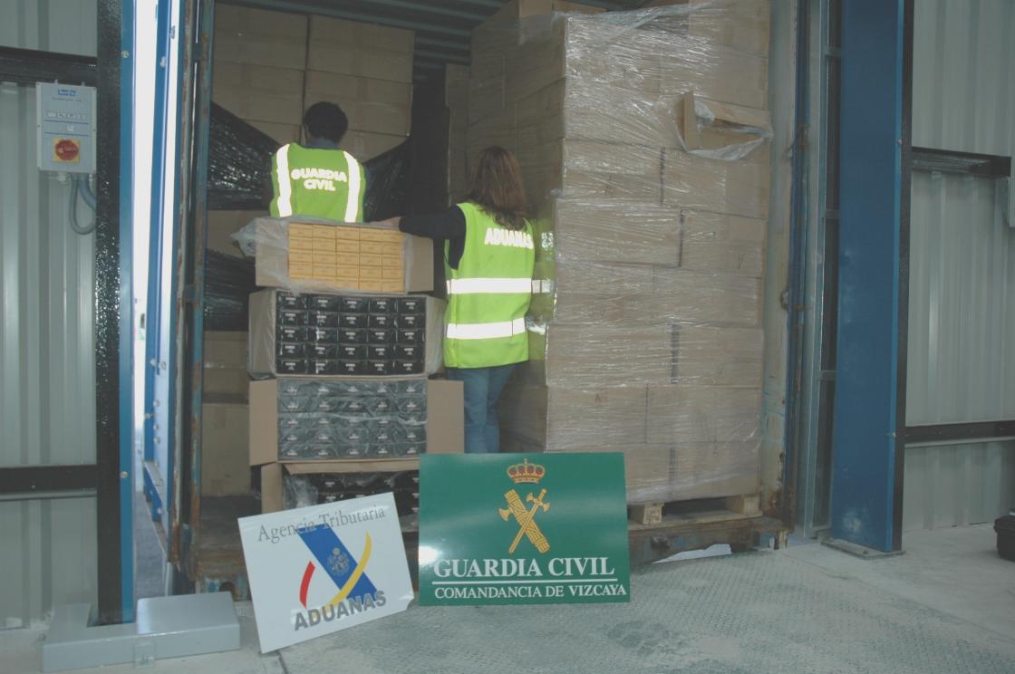 La Guardia Civil se incauta de un contenedor con más de 900 cajas de tabaco en el Puerto de Santurce.