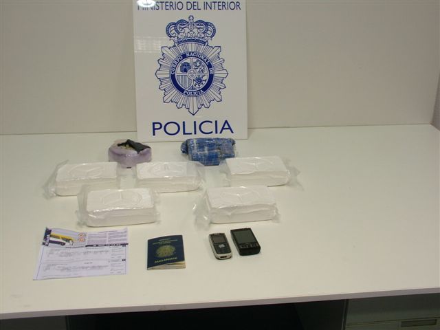 El Cuerpo Nacional de Policía detiene a un ciudadano brasileño con 6kg. de cocaína en un control policial.