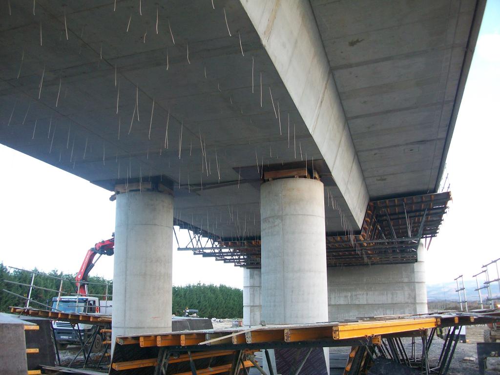 Adif finaliza la construcción del tablero de un viaducto sobre la carretera A-3008 en Álava