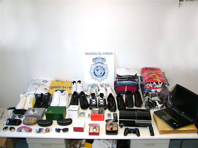 El Cuerpo Nacional de Policía detiene en Zarautz a una persona por vender a través de Internet prendas de marca falsificadas