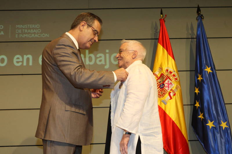 Mikel Cabieces asiste a la entrega de la Medalla de Oro al Mérito en el Trabajo a Esperanza Molina