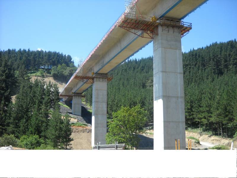 Adif finaliza la construcción del tablero del viaducto de Uriarte en el tramo Eskoriatza-Aramaio
