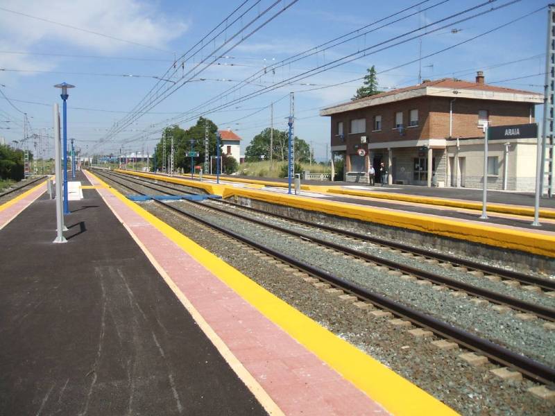 Adif finaliza las obras de remodelación y mejora de accesibilidad en la estación de Araia (Álava)
