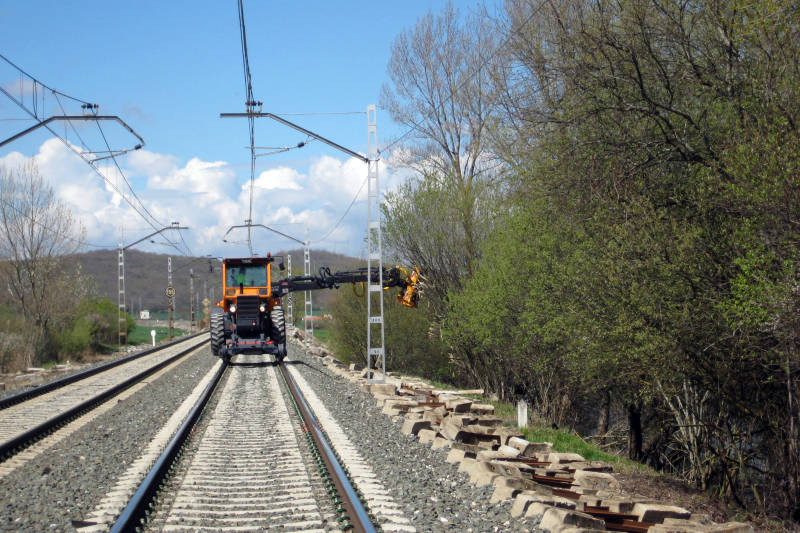 Adif invierte 4.351.000 euros en la prevención de incendios en los márgenes de las vías férreas de la red convencional del País Vasco
