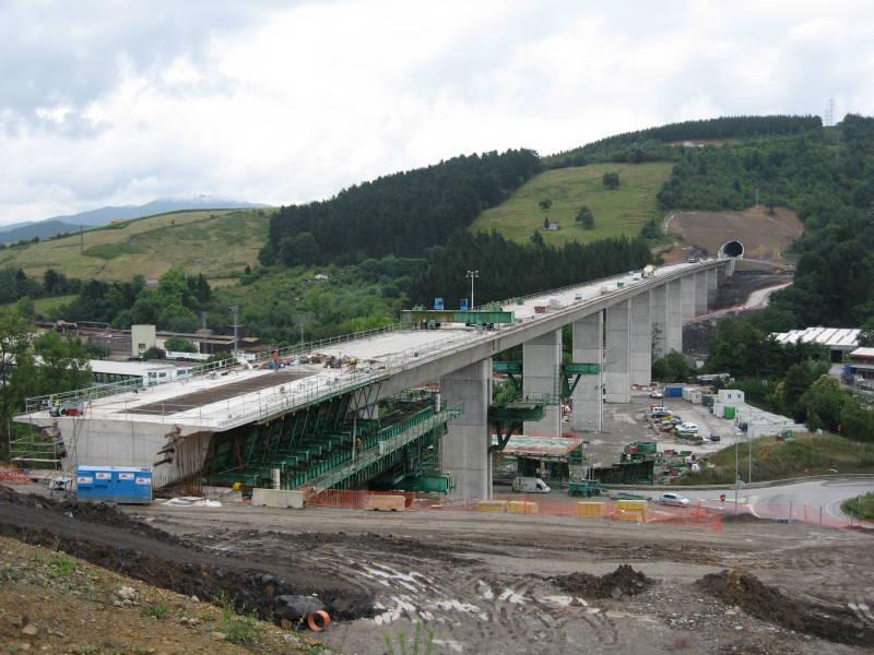 Adif finaliza la construcción del tablero del viaducto de Mañaria en Durango (Bizkaia)