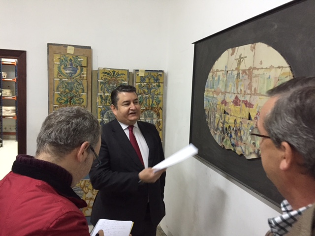 Sanz visita el taller de restauración de azulejos de la Plaza de España, en Sevilla