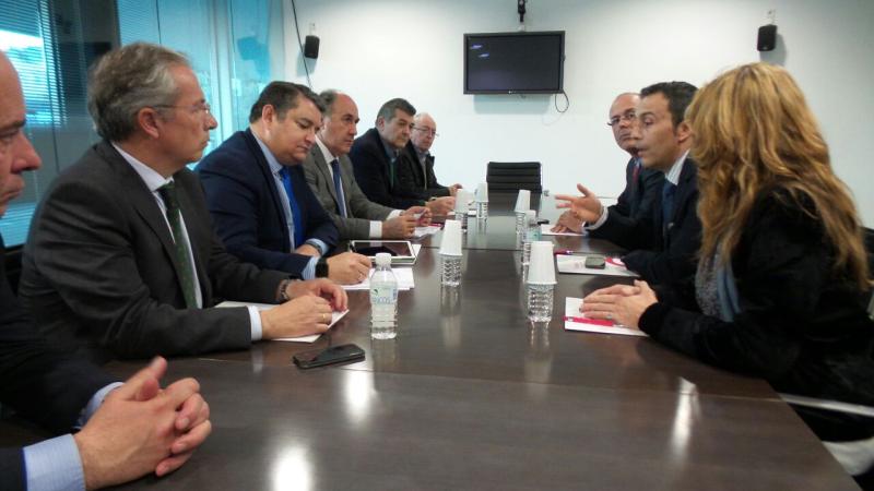 El delegado se reúne con representantes de la Asociación de Grandes Industrias del Campo de Gibraltar