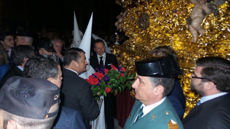 Sanz entrega las ofrendas florales a la Hermandad de La Paz a su paso por la sede de la Delegación del Gobierno 