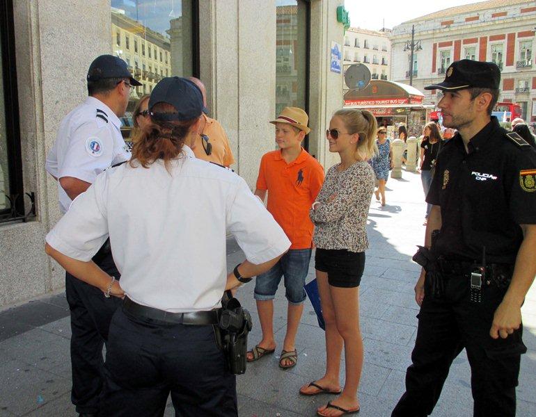 Agentes de la policía francesa y portuguesa se integran en patrullas de la Policía Nacional para reforzar la atención al turista 