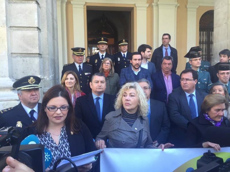 Sanz asiste en el Ayuntamiento de Sevilla al acto de conmemoración del Día Europeo de las Víctimas del Terrorismo 