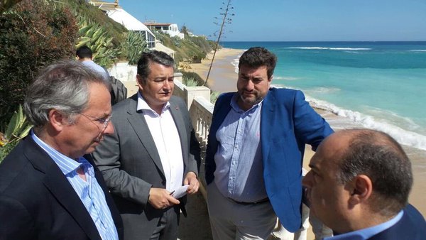 Sanz anuncia una inversión de 68.778 € del Gobierno para obras de emergencia en la playa de Caños de Meca