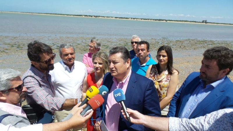 Sanz anuncia una inversión de más de 107.000 euros en la restauración de la playa de La Calzada-Piletas 