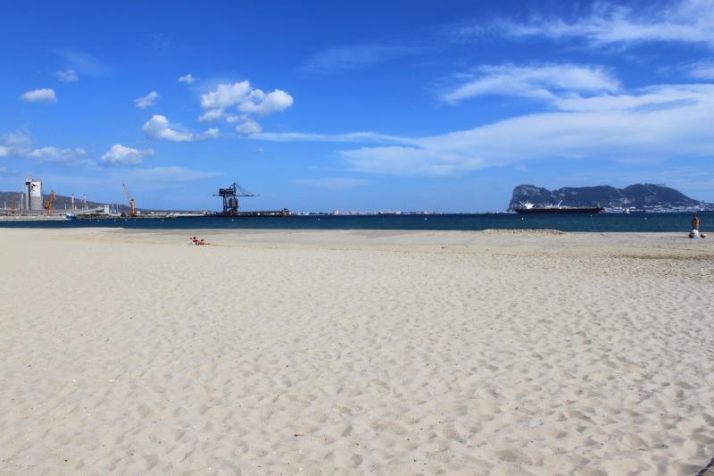 Sanz anuncia que se realizarán trabajos de acondicionamiento en tres playas del Campo de Gibraltar