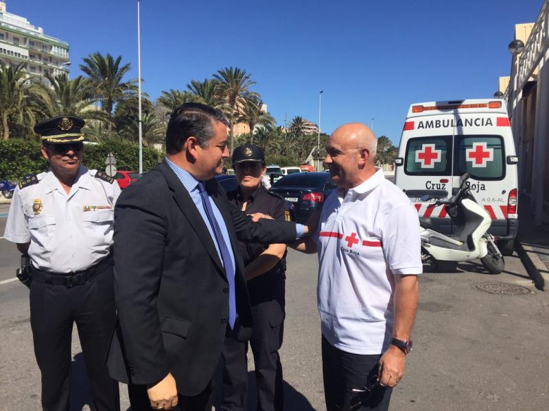 Sanz informa que más de 5.300 pasajeros y 1.200 vehículos han embarcado en puerto de Almería en la primera semana de la OPE
