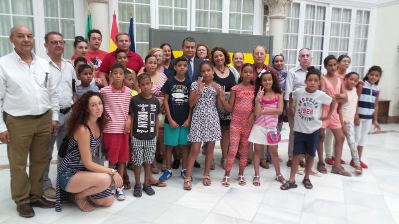 Sanz recibe a un grupo de niños saharauis que pasan sus vacaciones en Andalucía 