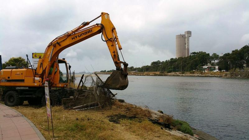 Arrancan los trabajos para la instalación de una nueva barrera ‘antinarcos’ en el río Guadarranque