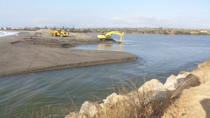 Sanz anuncia que los trabajos para la apertura del estuario del Guadiaro finalizarán la próxima semana 