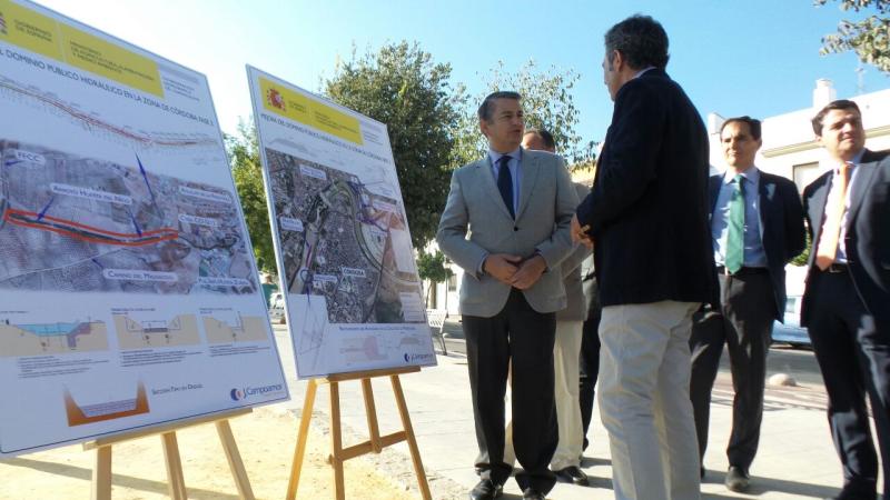 El delegado del Gobierno y el presidente de la CHG presiden el arranque de las obras de recuperación del entorno del Guadalquivir a su paso por Córdoba

