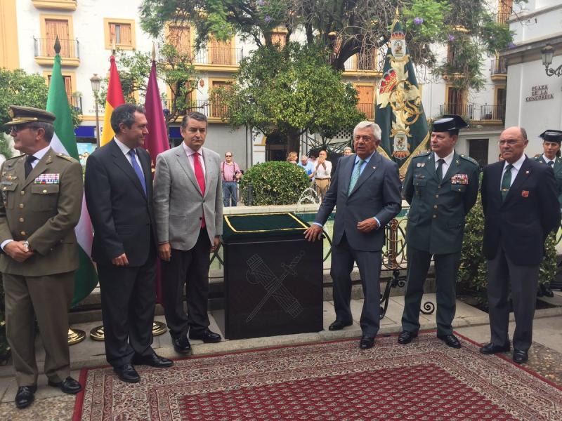Sanz asiste al acto de  inauguración de un monolito en homenaje a la Guardia Civil
