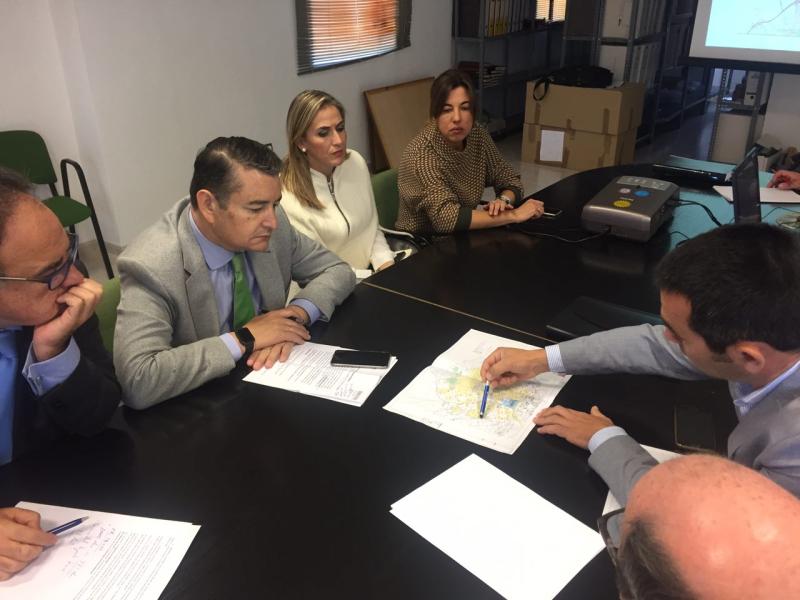 Sanz anuncia la constitución de un grupo de trabajo para distribuir aguas regeneradas en la cuenca del Guadalquivir