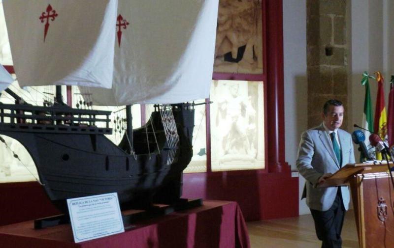Sanz preside la entrega de una réplica de la nao Victoria a la ciudad de Sanlúcar