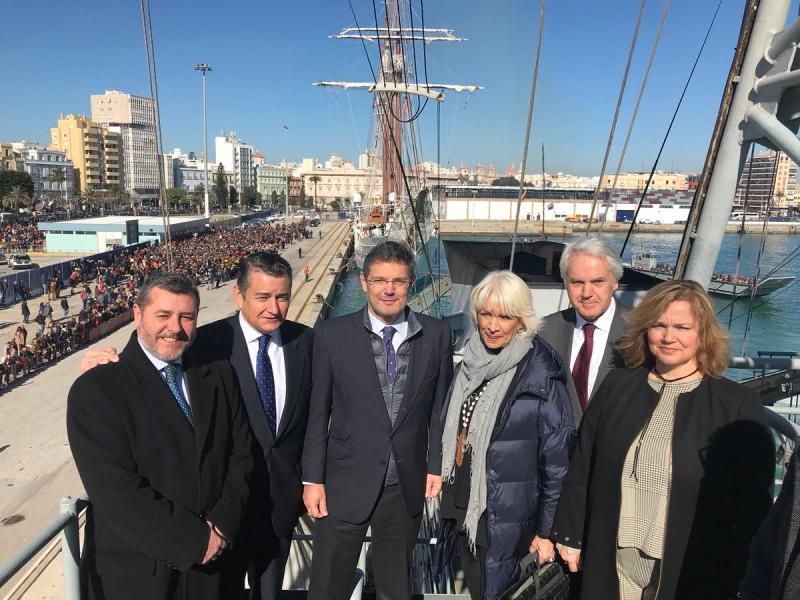 El Ministro de Justicia y el delegado del Gobierno despiden en el puerto de Cádiz al buque Juan Sebastián Elcano