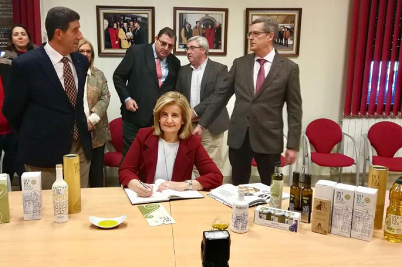 Báñez destaca que la reducción de 35 a 20 peonadas beneficiará directamente a más de 56.000 trabajadores del campo andaluz