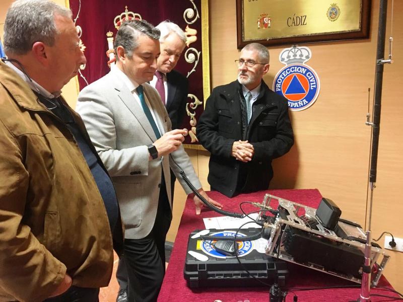 Sanz entrega los diplomas de permanencia a siete radioaficionados de la Red Radio de Emergencia (REMER) de Cádiz 