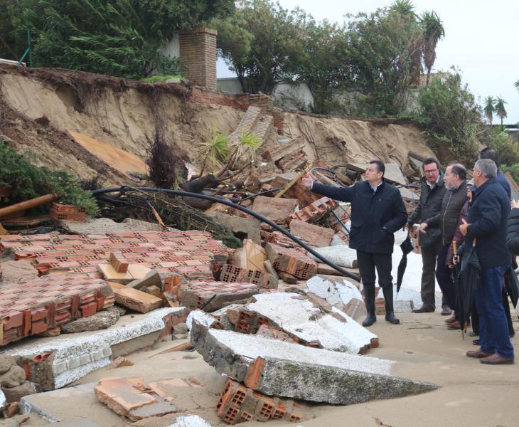 Sanz analiza los daños causados por el temporal en la costa onubense