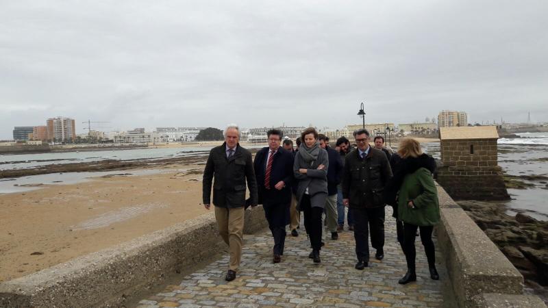 Raquel Orts visita el litoral de Cádiz para conocer los efectos del temporal
