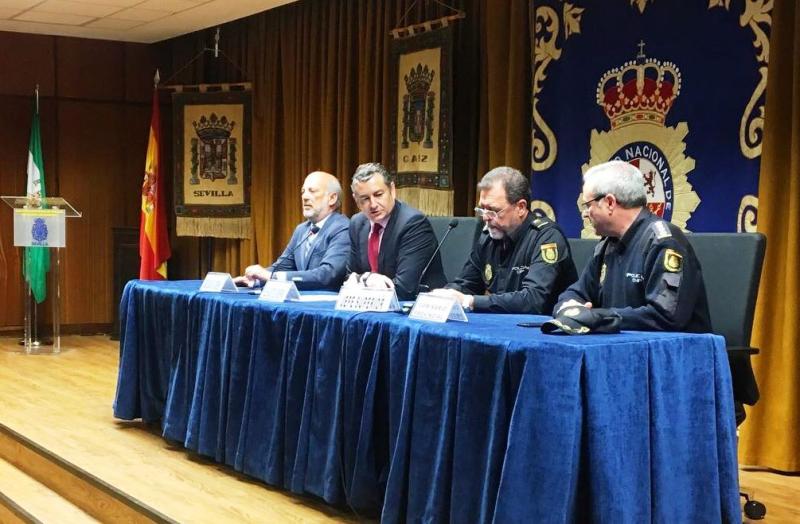 Sanz agradece el esfuerzo y trabajo realizado por las diferentes unidades de la Policía Nacional que han participado en la Semana Santa de Sevilla