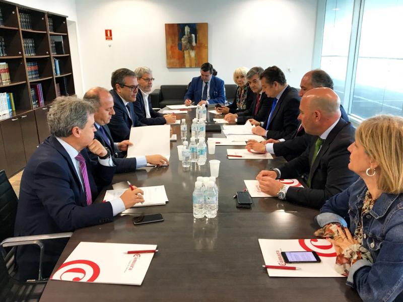 Sanz se reúne con representantes de la Cámara de Comercio del Campo de Gibraltar