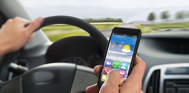 Usar el móvil manualmente durante la conducción, principal motivo de distracción en las carreteras de Andalucía