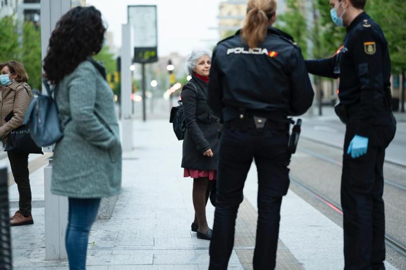 En Zaragoza la Policía Nacional entrega a los ciudadanos que viajan en transporte público mascarillas