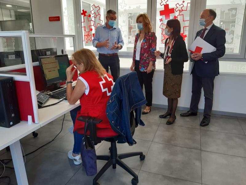 La delegada del Gobierno atiende a las explicaciones sobre el trabajo de Cruz Roja