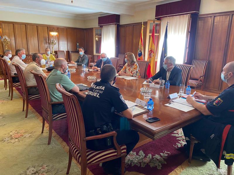 Pilar Alegría se reúne con los responsables de Guardia Civil, Policía Nacional, Local y la unidad adscrita, Defensa y Bomberos de Teruel. 