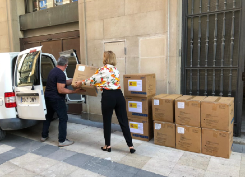 Cáritas recibe las mascarillas entregadas por la delegada del Gobierno en Aragón