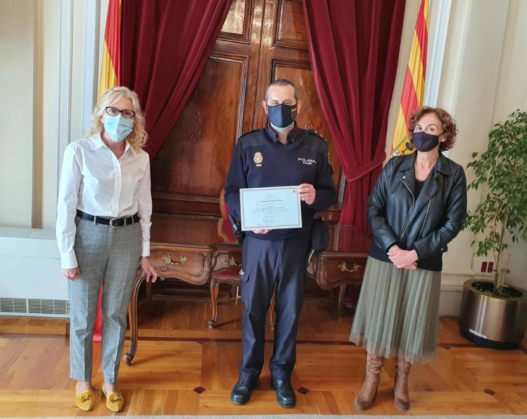 La subdelegada del Gobierno en Huesca, Silvia Salazar, reconoce también la labor e implicación de los agentes en la provincia oscense