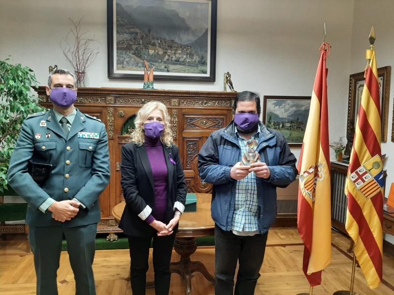 La subdelegada del Gobierno en Huesca, Silvia Salazar, entrega el reconocimiento Menina a un ciudadano que ayudó a una mujer víctima de violencia machista 