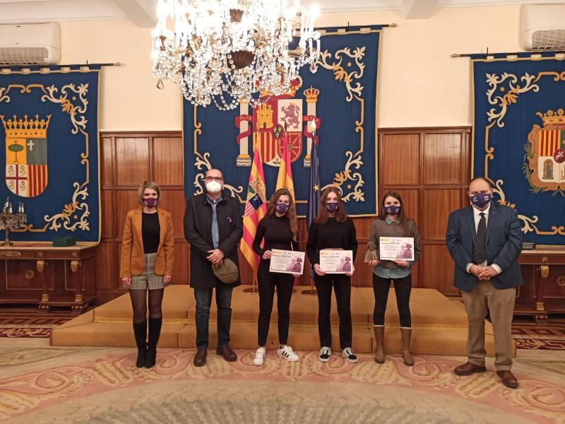 El subdelegado del Gobierno en Teruel, José Ramón Morro, entrega el reconocimiento Menina a tres estudiantes de secundaria que diseñaron una app contra la violencia machista
