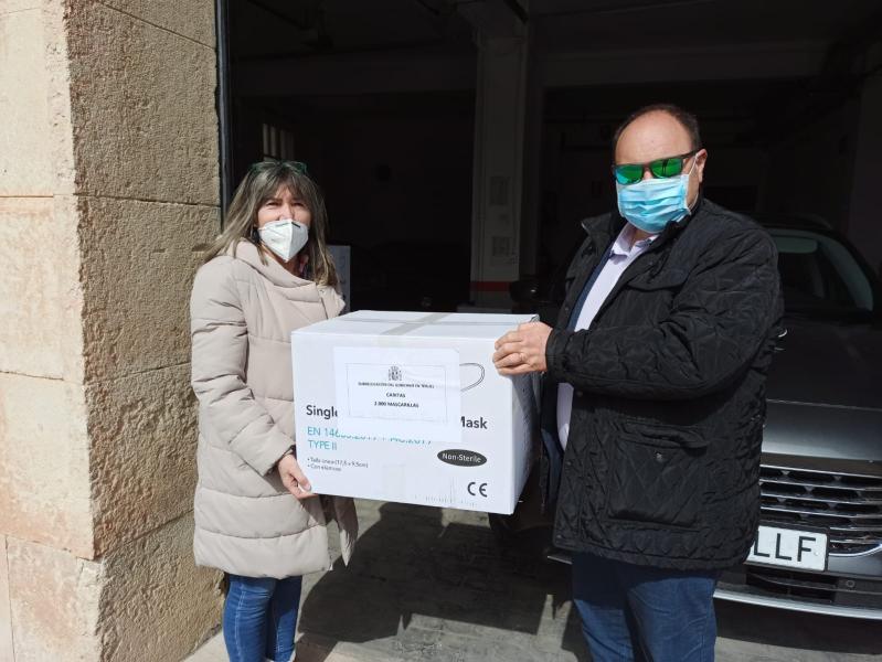Cáritas Teruel recibe 2.000 mascarillas de manos del subdelegado del Gobierno en Teruel