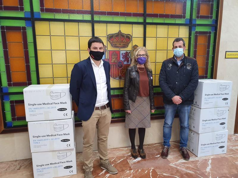 En Huesca, la subdelegada del Gobierno, Silvia Salazar, entrega 8.200 mascarillas al Ayuntamiento y  25.700 a la Diputación.